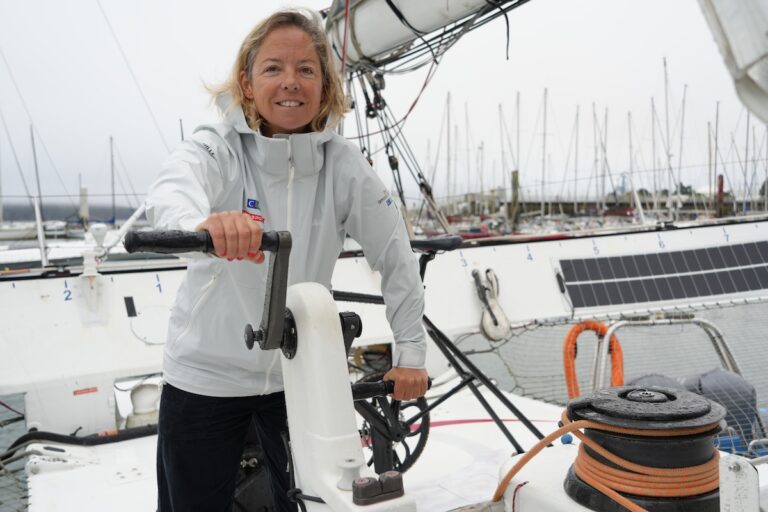 Route du Rhum : Alexia Barrier, première femme à bord d’un trimaran géant, naviguera en solo mais avec la science